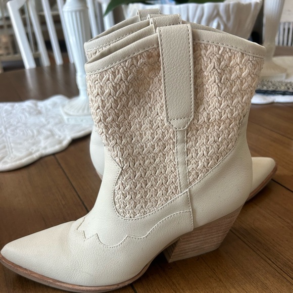 Dolce Vita Shoes - Dolce Vita Lagos Cream Western Bootie 6.5